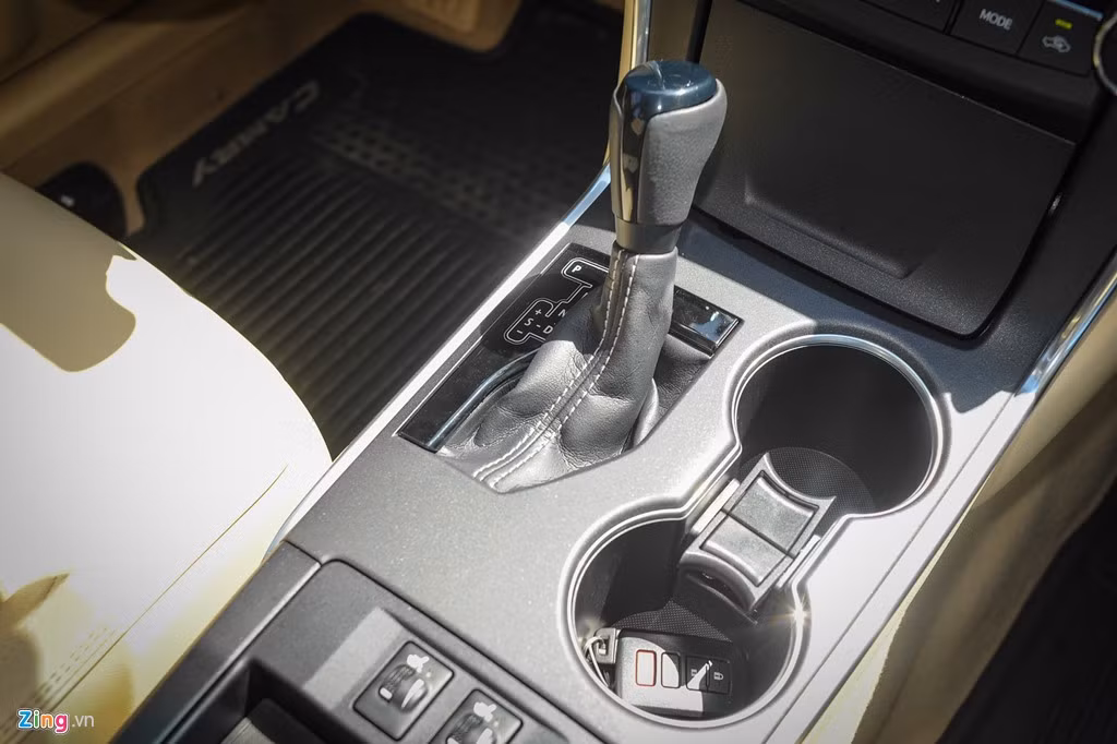 Khu vực cần số có khay để cốc, hộc chứa đồ nhỏ và cổng sạc điện, kết nối USB.