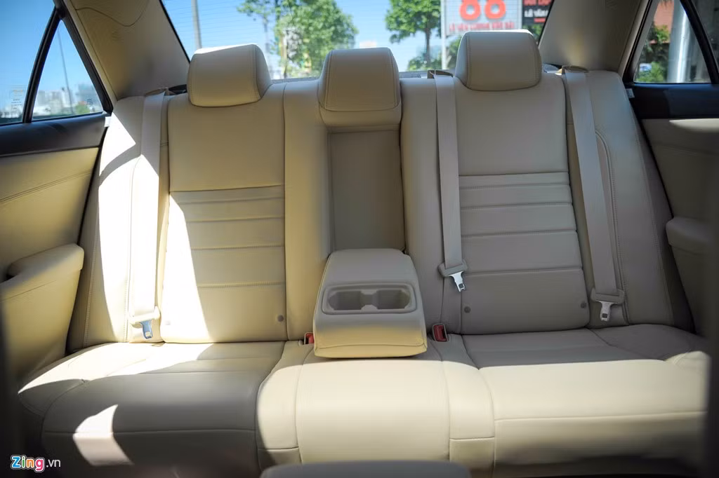 Hàng ghế phía sau có cửa gió điều hòa riêng, khay để cốc trên kệ để tay. Camry XLE được trang bị 10 túi khí, dây đai an toàn 3 điểm, phân bổ lực phanh điện tử, hỗ trợ phanh khẩn cấp, kiểm soát áp suất lốp...