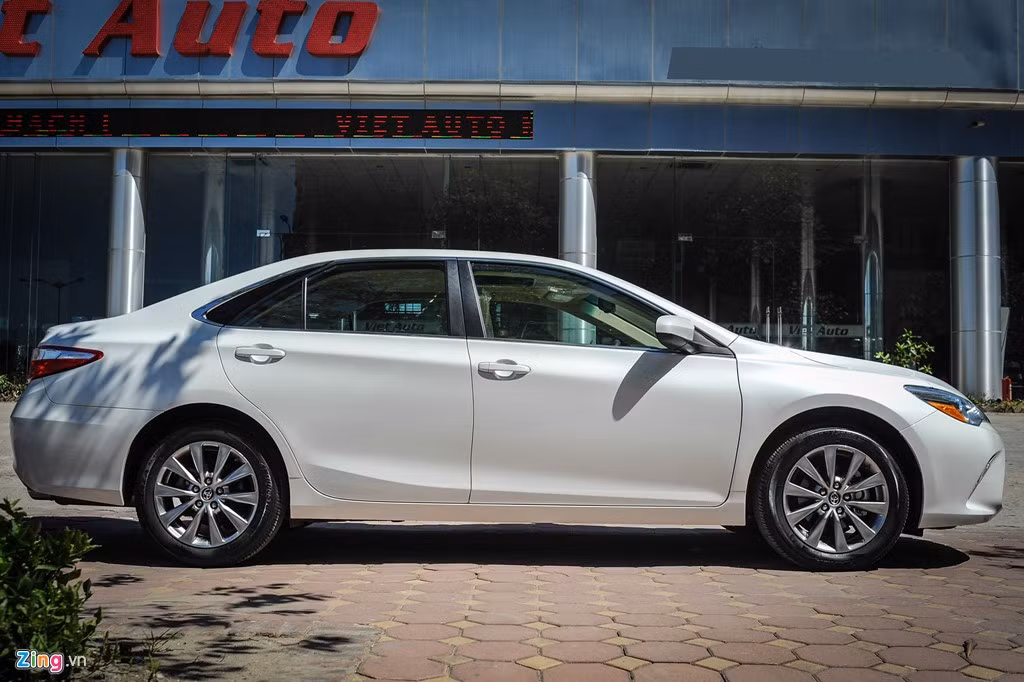 So với những chiếc Camry tại Việt Nam, phiên bản dành cho thị trường Mỹ cũng khác biệt khá nhiều. Kích thước dài, rộng, cao của Camry XLE lần lượt 4.848 x 1.821 x 1.470 mm. Trục cơ sở xe dài 2.776 mm. So với Camry tại Việt Nam, kích thước xe không thay đổi.