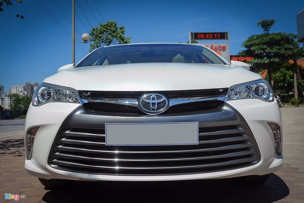 Thiết kế đầu xe Camry XLE khác nhiều so với những chiếc Camry của Toyota Việt Nam, như lưới tản nhiệt không tích hợp đèn sương mù, đèn LED ban ngày thay cho vị trí hốc gió hai bên. Kiểu dáng đèn pha cũng khác biệt với những chiếc Camry tại Việt Nam.