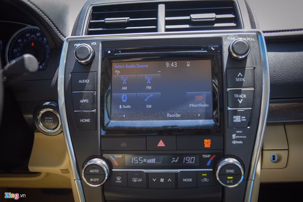 Camry XLE trang bị màn hình cảm ứng, kích thước 7 inch. Hệ thống điều hòa tự động 2 vùng. Hệ thống giải trí với âm thanh 6 loa và các kết nối cơ bản như USD, Bluetooth...