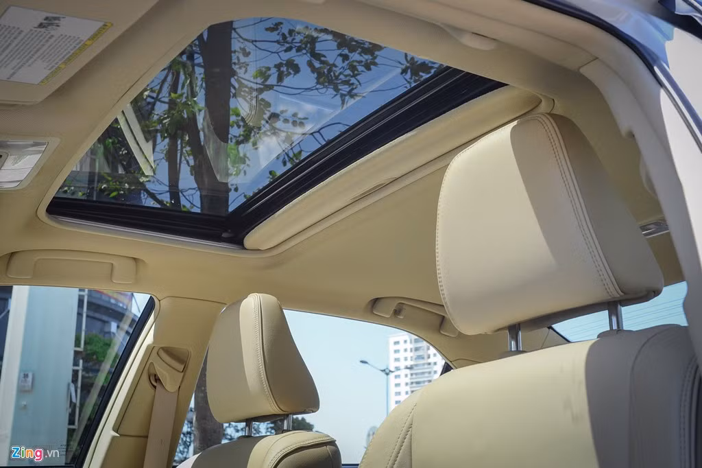 Camry XLE trang bị cửa sổ trời, đây cũng là trang bị không có trên những chiếc Camry tại Việt Nam.