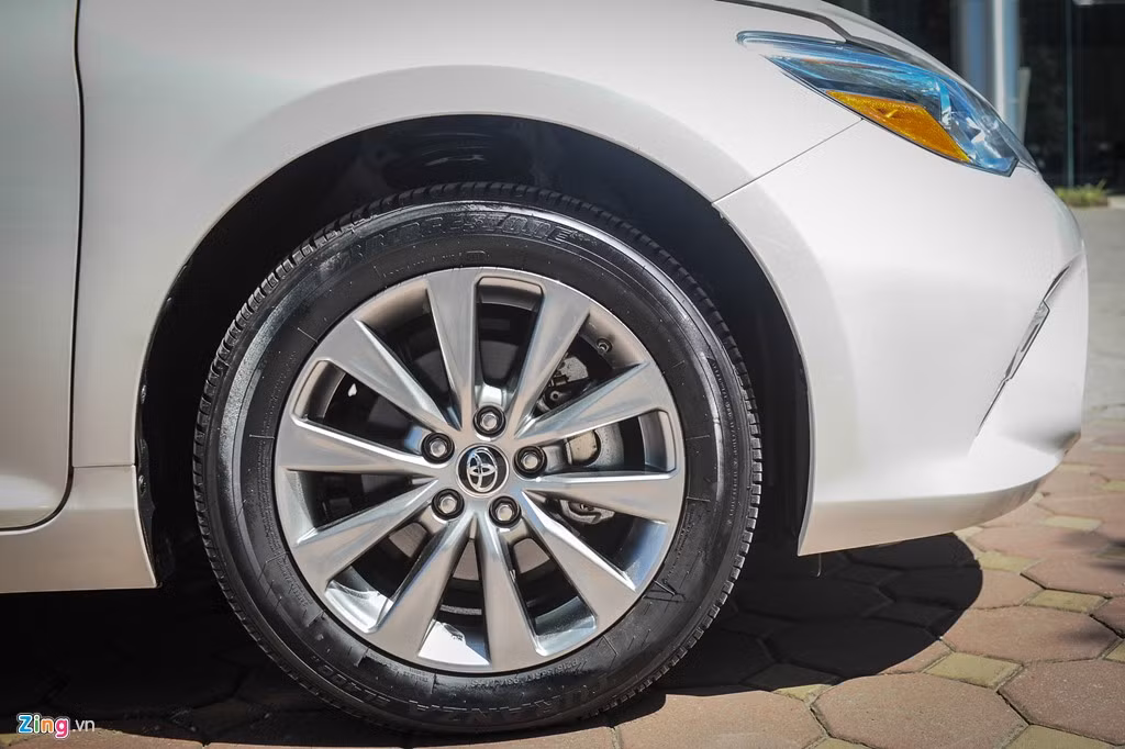 Camry XLE sử dụng bộ la-zăng kích thước 17 inch, 5 chấu kép. Các phiên bản Camry tại Mỹ khác nhau về trang bị và hệ thống dẫn động, trong khi kiểu dáng chung không thay đổi nhiều.