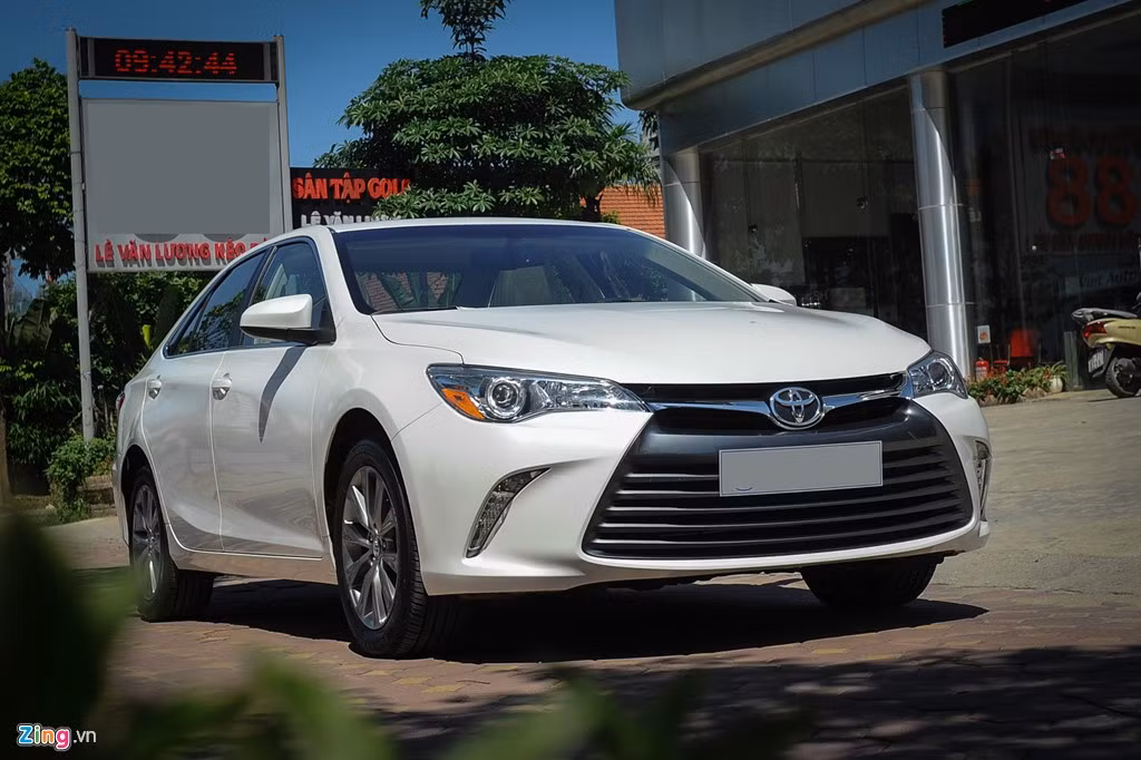 Là một trong những dòng xe được ưa chuộng của Toyota tại nhiều nước trên thế giới. Tại Mỹ đây là mẫu sedan bán chạy nhất phân khúc sedan hạng D trong nhiều năm liên tiếp. Thế hệ hiện tại của Camry được giới thiệu từ tháng 4/2014. Hãng xe Nhật Bản tung ra tới 8 phiên bản Toyota Camry khác nhau tại Mỹ.