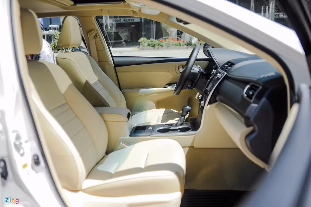 Hàng ghế trước của Camry XLE có thể chỉnh điện 8 hướng ghế lái và 4 hướng đối với ghế hành khách. Mẫu sedan này có hệ thống sưởi ghế với mức độ tùy chọn.