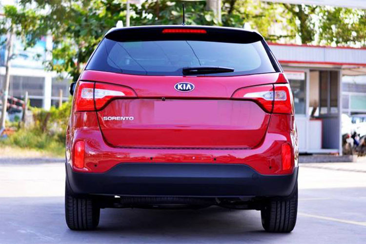 Bộ mâm đúc kiểu mới vẫn sẽ là loại 18 inch, đi cùng lốp Continental có kích cỡ 235/60R18. Cản sau được làm mới với ốp cản sau bô kép được chia ra 2 bên. Thay đổi cuối cùng là thiết kế lưới tản nhiệt dạng sọc đứng.