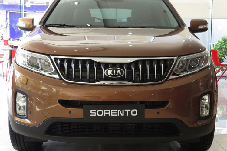 Tại Việt Nam, Kia Sorento thế hệ mới được phân phối với 2 phiên bản động cơ máy dầu và máy xăng. Trong đó phiên bản máy dầu có dung tích 2.2, 4 máy thẳng hàng, động cơ này có công suất 195 mã lực ở 3800 vòng/phút, mô men xoắn cực đại 437Nm tại 1800-2500 vòng/phút. Kết hợp cùng hộp số tự động 6 cấp.