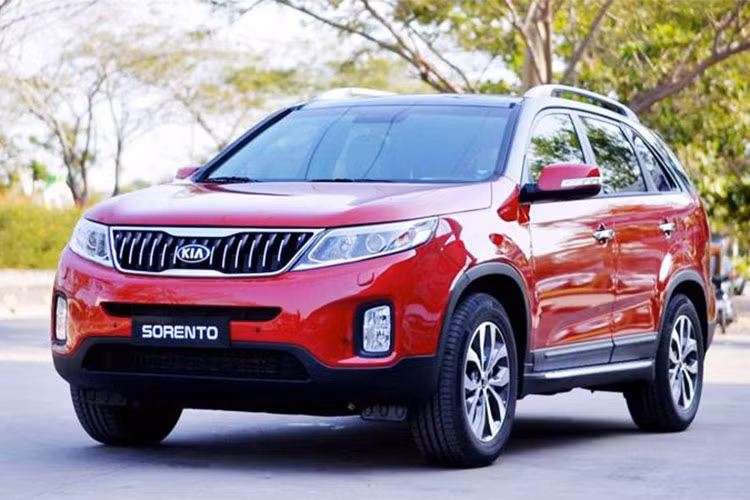 Trong khi Hyundai Thành Công đang chuẩn bị cho việc ra mắt SantaFe hoàn toàn mới 2019 thì Thaco vẫn đang dậm chân tại chỗ với mẫu Sorento cũ kỹ với thế hệ cũ đã xuất hiện từ năm 2009. Thay vì nâng cấp lên thế hệ tiếp theo, Thaco liên tục cải tiến và nâng cấp Kia Sorento cũ. Ở phiên bản 2018 mới nhất, Sorento sẽ chỉ có kiểu mâm và thêm màu sắc mới.