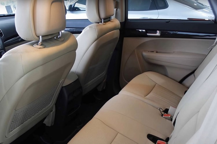 Các trang bị an toàn trên xe như hệ thống chống bó cứng phanh ABS, hệ thống ga tự động, hệ thống phân phối lực phanh điện tử EBD, hệ thống chống trộm, khóa điện thông minh, khóa cửa điều khiển từ xa, dây đai an toàn cho các hàng ghế, 2 túi khí, khóa cửa trung tâm, cảm biến hỗ trợ đỗ xe trước và sau.