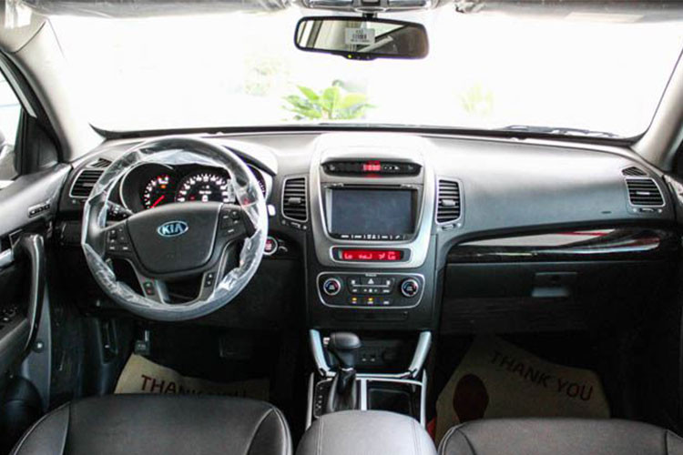 Các trang bị trên xe không đổi với hệ thống ghế lái chỉnh điện 10 hướng, vô-lăng tích hợp các nút bấm điều khiển, màn hình thông tin giải trí 7 inch, hệ thống điều hòa 2 vùng độc lập, hệ thống lọc khí ion, hệ thống âm thanh DVD 6 loa, tích hợp GPS, Bluetooth, các cổng kết nối AUX, USB, Ipod giúp kết nối các thiết bị đa phương tiện bên ngoài.