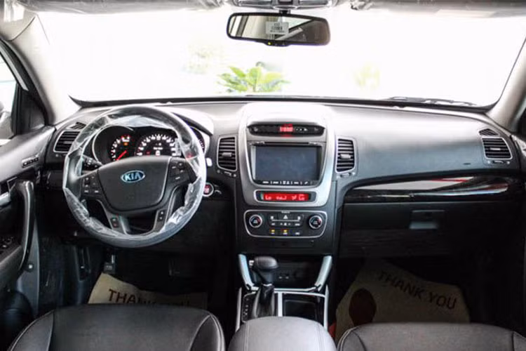 Các trang bị trên xe không đổi với hệ thống ghế lái chỉnh điện 10 hướng, vô-lăng tích hợp các nút bấm điều khiển, màn hình thông tin giải trí 7 inch, hệ thống điều hòa 2 vùng độc lập, hệ thống lọc khí ion, hệ thống âm thanh DVD 6 loa, tích hợp GPS, Bluetooth, các cổng kết nối AUX, USB, Ipod giúp kết nối các thiết bị đa phương tiện bên ngoài.