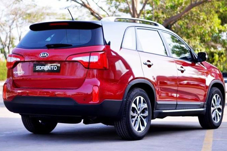 Ngoài bộ mâm mới thì mẫu xe Kia Sorento 2018 không khác biệt với phiên bản từng giới thiệu trước đó vào đầu năm nay. Một số chi tiết khác để phân biệt với bản 2017 là Baga mui mới dạng thấp chứ không còn là dạng cao như trước, thiết kế này giúp xe trường dáng hơn.