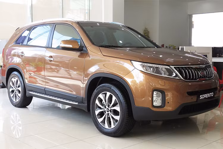 Tại thị trường Việt Nam, Kia Sorento không chỉ cạnh tranh trực tiếp với các đối thủ khác trong phân khúc như Hyundai SantaFe hay Chevrolet Captiva mà còn "lấn sân" phần nào để so kè cùng Toyota Fortuner, Mitsubishi Pajero Sport và Isuzu mu-X. Mức giá của xe hiện được Kia tại Việt Nam công bố từ 798 triệu đồng.