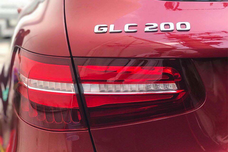 Ở phía đuôi xe, cụm ống xả kép mạ crom thiết kế thể thao được tích hợp với cản sau. Đèn hậu thiết kế thon gọn vẫn mang phông cách của đàn anh đang bán ra, gương chiếu hậu bên ngoài tích hợp đèn báo rẽ xi-nhan...