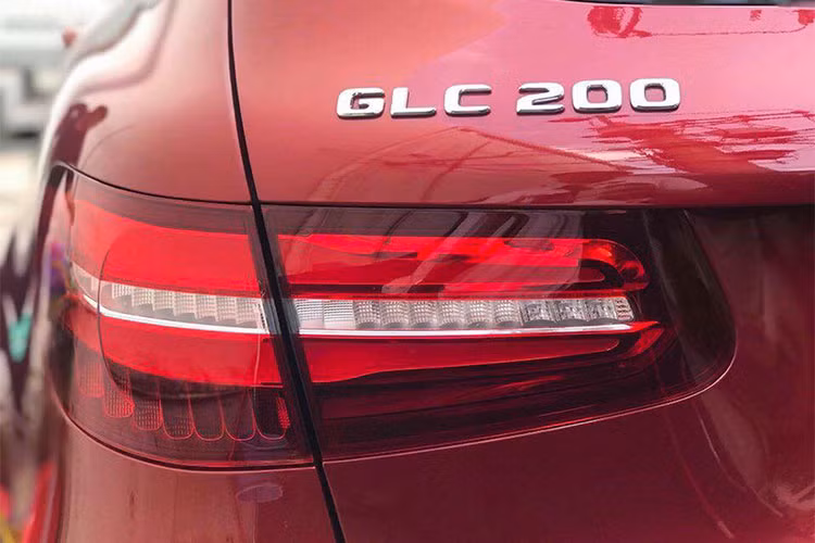 Ở phía đuôi xe, cụm ống xả kép mạ crom thiết kế thể thao được tích hợp với cản sau. Đèn hậu thiết kế thon gọn vẫn mang phông cách của đàn anh đang bán ra, gương chiếu hậu bên ngoài tích hợp đèn báo rẽ xi-nhan...