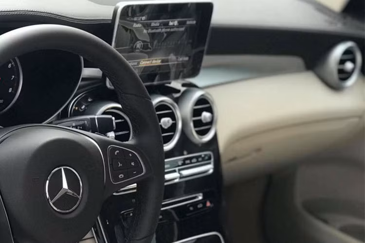 Hệ thống giải trí trên xe bao gồm loa như phiên bản GLC 250 2018, không có bumester 13 loa như phiên bản GLC 300. Trang bị hệ thống màn hình màu TFT 7 inches có kết nối USB, Bluetooth và trình duyệt internet...