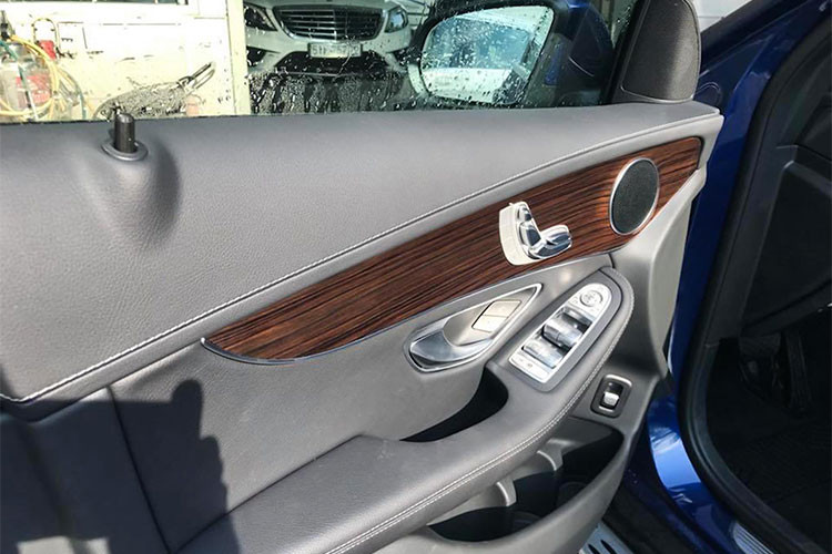 Mercedes-Benz GLC 200 2018 sử dụng chung động cơ M274 DE 20 2.0L tăng áp như trên "đàn anh" GLC 250 đang bán ra, mặc dù vậy công suất thấp hơn với 184 mã lực và mô-men xoắn cực đại 300 Nm. Xe vẫn được trang bị hộp số tự động 9 cấp nhưng không có hệ dẫn động 4 bánh 4Matic.