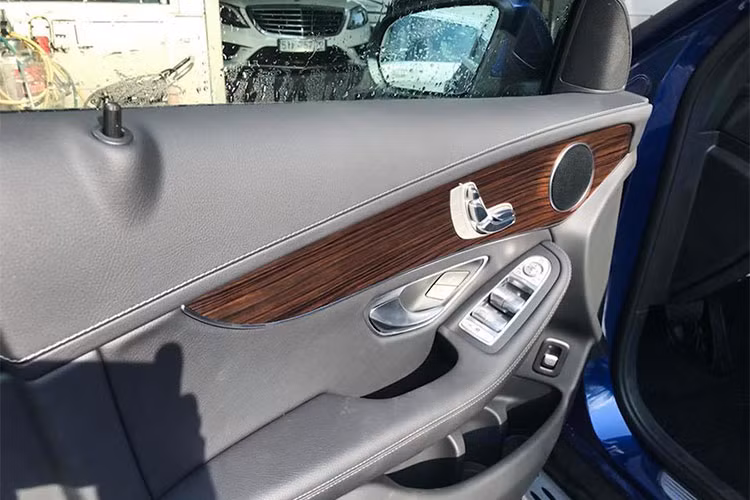 Mercedes-Benz GLC 200 2018 sử dụng chung động cơ M274 DE 20 2.0L tăng áp như trên "đàn anh" GLC 250 đang bán ra, mặc dù vậy công suất thấp hơn với 184 mã lực và mô-men xoắn cực đại 300 Nm. Xe vẫn được trang bị hộp số tự động 9 cấp nhưng không có hệ dẫn động 4 bánh 4Matic.