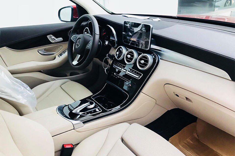 Thiết kế giữa hai hàng ghế trước có đặt cửa gió điều hòa cho hàng ghế sau với khả năng điều chỉnh theo ý muốn người ngồi. Bên cạnh khoang chứa đồ cuối xe, hàng ghế sau của xe cũng có khả năng gập lại để tăng khả năng chứa đồ khi cần thiết. Các chi tiết cũng tinh tế không kém đàn anh...