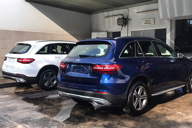 Hai phiên bản chủ lực của Mercedes-Benz GLC đã và đang được bán tại Việt Nam là GLC 250 4MATIC, hiện có giá 1,939 tỷ đồng, GLC 300 4MATIC có giá 2,209 tỷ đồng. Với việc bổ sung thêm phiên bản GLC 200 mới này, các khách hàng sẽ có thêm lựa chọn chiếc xe SUV hạng sang Mercedes trong tầm giá thấp mà vẫn sở hữu đầy đủ các tính năng.
