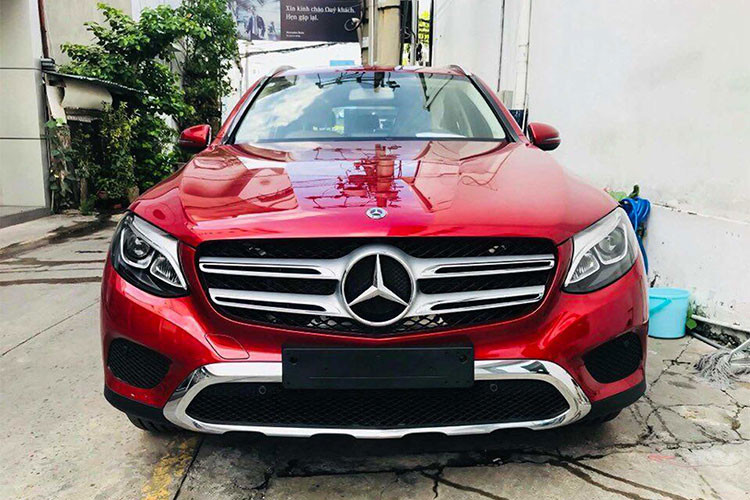 Như thông tin Kiến Thức đã từng đăng tải, trên phiên bản GLC 200 mới này, hãng xe sang Mercedes-Benz cũng sẽ rút gọn một số trang bị ở các ngoại thất lẫn nội thất để giảm giá thành, so với phiên bản đang bán ra tại thị trường Việt Nam là GLC 250 4Matic. Loạt phụ kiện AMG cũng không xuất hiện trên GLC 200 mới.