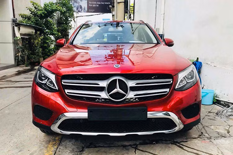 Như thông tin Kiến Thức đã từng đăng tải, trên phiên bản GLC 200 mới này, hãng xe sang Mercedes-Benz cũng sẽ rút gọn một số trang bị ở các ngoại thất lẫn nội thất để giảm giá thành, so với phiên bản đang bán ra tại thị trường Việt Nam là GLC 250 4Matic. Loạt phụ kiện AMG cũng không xuất hiện trên GLC 200 mới.