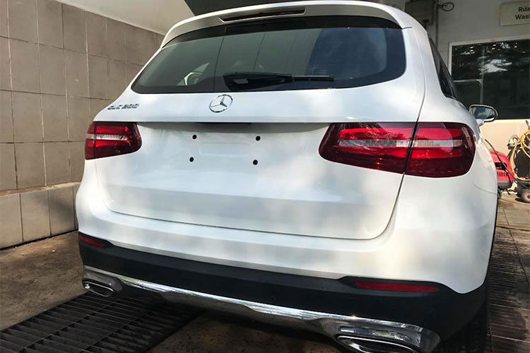 Về trang bị an toàn, Mercedes-Benz GLC 200 tại Việt Nam sẽ được trang bị phanh ABS, BA, cân bằng điện tử, hệ thống chống trượt khi tăng tốc, hỗ trợ phanh chủ động, đỗ xe chủ động, cảnh báo mất tập trung, kiểm soát hành trình, hỗ trợ khởi hành ngang dốc và 7 túi khí bảo vệ.