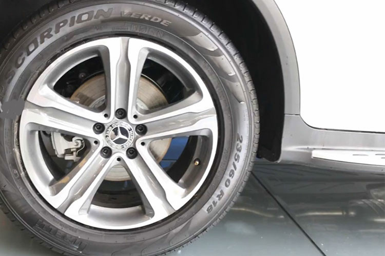 Hệ thống mâm hợp kim cỡ 18 inches thiết kế 5 chấu đơn bản to, cùng kích cỡ lốp lốp 235/55 trên xe Mercedes GLC 200. Ngoài ra, xe còn sở hữu giá để đồ trên nóc xe, bậc lên xuống bằng vật liệu hợp kim nhôm.