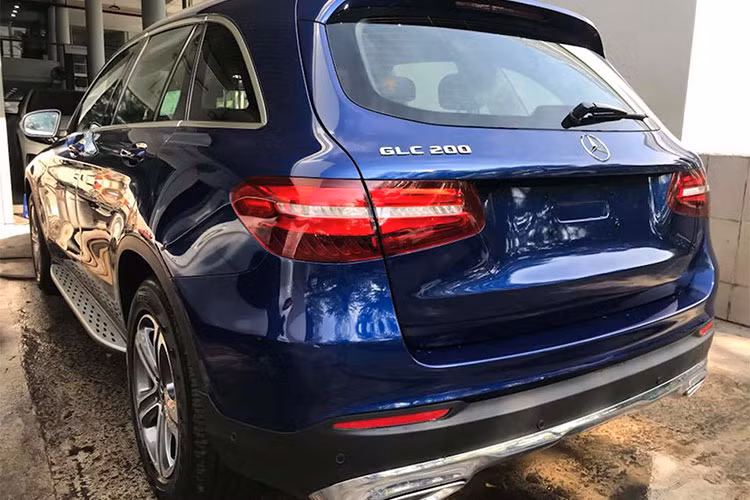 Cụ thể, ở phần đầu xe - Mercedes-Benz GLC 200 vẫn sử dụng công nghệ đèn led hiệu suất cao, tuy nhiên rất có thể nó sẽ không có chức năng đèn thông minh giống như 2 phiên bản đàn anh là GLC 250 &amp; GLC 300.