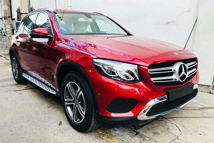 Phiên bản Mercedes-Benz GLC 200 mới vừa chính thức có mặt tại các đại lý Vietnam Star tại TP HCM, mức giá bán của xe cũng đã được tiết lộ là 1,679 tỷ đồng. Như vậy GLC 200 thấp hơn đáng kể so với hai phiên bản GLC 250 và GLC 300 đã được bán trước đó tại thị trường Việt Nam.