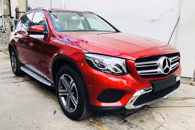 Phiên bản Mercedes-Benz GLC 200 mới vừa chính thức có mặt tại các đại lý Vietnam Star tại TP HCM, mức giá bán của xe cũng đã được tiết lộ là 1,679 tỷ đồng. Như vậy GLC 200 thấp hơn đáng kể so với hai phiên bản GLC 250 và GLC 300 đã được bán trước đó tại thị trường Việt Nam.