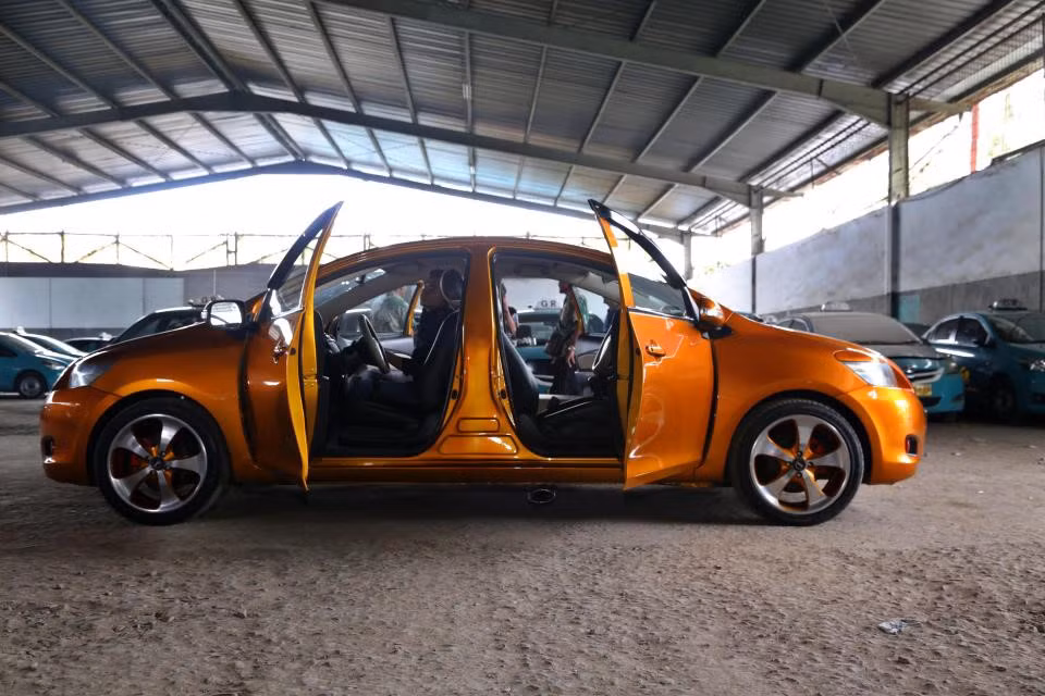 Không ít người hoài nghi về tính thực tế của chiếc xe sedan Toyota Vios, họ đặt ra một câu hỏi rằng, sẽ thế nào khi vào cua tốc độ cao, bánh phía sau bỗng dưng bị bẻ lái? Và thật phiền phức khi phải dùng đến 2 chìa khóa cho 1 chiếc xe? 