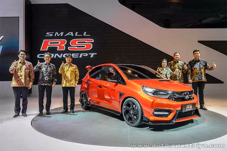 Tập đoàn sản xuất xe Honda đã trưng bày một mẫu xe concept cỡ nhỏ mới, mang kiểu dáng hatchback, với tên gọi Small RS trong triển lãm xe quốc tế Indonesia 2018 (IIMS 2018). Mẫu Honda Small RS Concept mới được cho là hình ảnh xem trước của Honda Brio thế hệ tiếp theo.