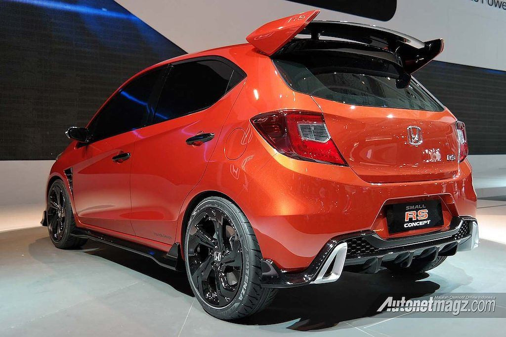 Cửa cốp hoàn toàn bằng kính của xe được thay thế bằng loại thông thường. Cản sau đi kèm 2 ống xả và bộ khuếch tán trong khi bên trên là cánh gió mui cỡ lớn. Theo giới chuyên môn đánh giá, Honda Small RS sở hữu thiết kế ngoại thất như xe thương mại thay vì concept.