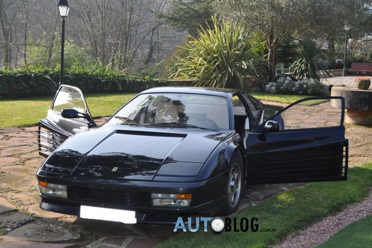 Ferrari Testarosa cũng là một trong những mẫu xe có số lượng sản xuất nhiều nhất của hãng siêu xe Ferrari, gần 10.000 chiếc. Chiếc xe này được tặng cho Diego Maradona khi anh còn đang thi đấu cho CLB bóng đá Napoli tại giải đấu Serie A, Ý. 