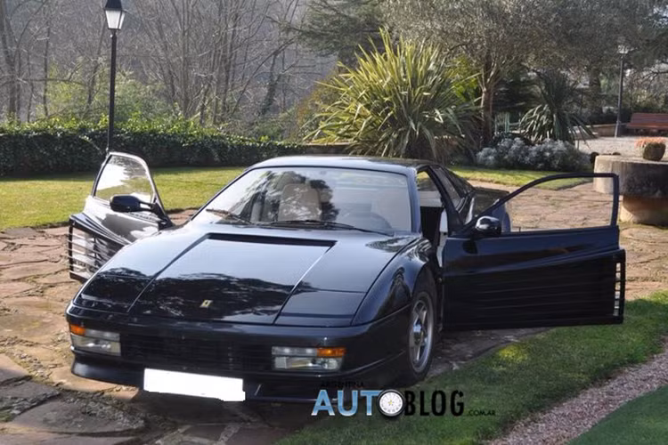 Ferrari Testarosa cũng là một trong những mẫu xe có số lượng sản xuất nhiều nhất của hãng siêu xe Ferrari, gần 10.000 chiếc. Chiếc xe này được tặng cho Diego Maradona khi anh còn đang thi đấu cho CLB bóng đá Napoli tại giải đấu Serie A, Ý. 