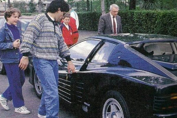 Ferrari Testarossa là một chiếc xe cứng cáp, với bộ vô lăng có vòng quay nặng vừa phải, lên ga tức thời, động cơ mạnh mẽ, và tiếng pô trầm ấm từ ống xả được đặt chính giữa đuôi xe cùng động cơ 12 xy lanh phẳng 5.0 lít, 390 mã lực.