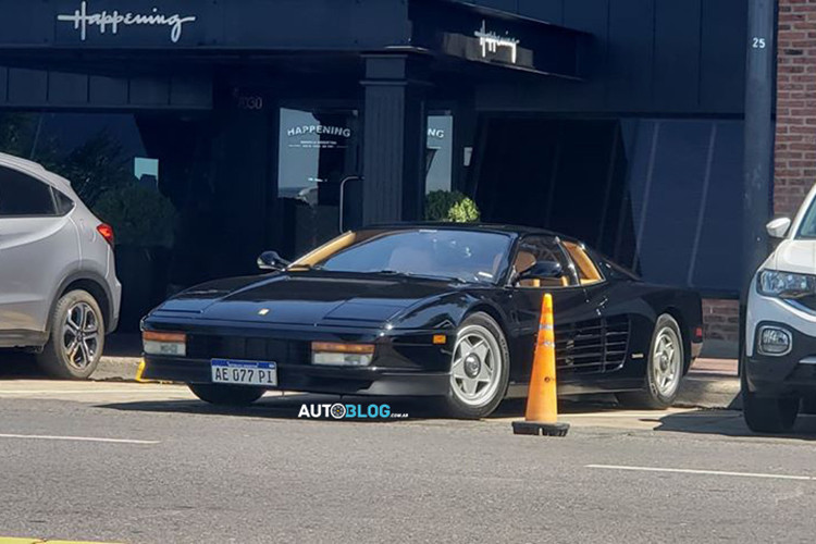 Theo quảng cáo của hãng khi ra mắt Ferrari Testarossa - khi bạn đặt chân vào chân ga, và động cơ xe gầm lên khi tăng tốc lên đến mức tối đa, ép bạn lên ghế khi phóng hết tốc lực về phía trước một cách mượt mà.