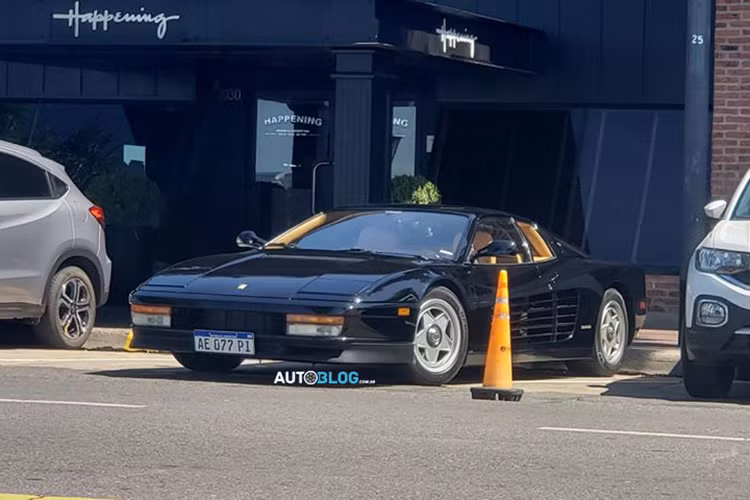 Theo quảng cáo của hãng khi ra mắt Ferrari Testarossa - khi bạn đặt chân vào chân ga, và động cơ xe gầm lên khi tăng tốc lên đến mức tối đa, ép bạn lên ghế khi phóng hết tốc lực về phía trước một cách mượt mà.