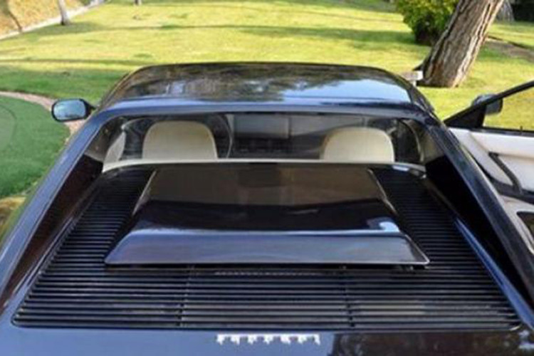 Enzo Ferrari có một câu nói nổi tiếng rằng ứng dụng khí động học chỉ dành cho những người không biết gì về động cơ xe hơi. Những chiếc gương rất đặc trưng và các cạnh sắc trên hai cánh cửa xe Testarossa là một chứng minh cho sự rung cảm mạnh mẽ mà thoáng qua của thời đại đó.