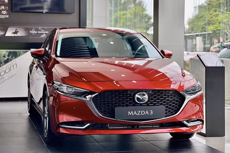 Mazda3 là mẫu xe có doanh số tốt nhất phân khúc sedan cỡ C sau khi kết thúc chặng đua đầu tiên của năm 2024 nhưng với 389 xe giao đến tay khách hàng (giảm 56,8% so với tháng 12/2023 - 923 xe), Mazda3 không thể đại diện phân khúc ghi danh vào Top 10 xe bán chạy nhất thị trường. 