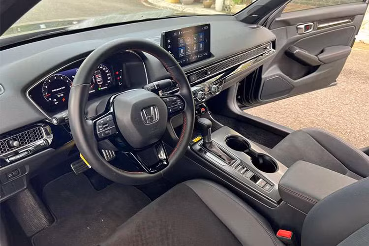 Thế mạnh của Civic nằm ở thiết kế đậm chất thể thao, trang bị an toàn phong phú, động cơ vận hành mạnh mẽ và tính năng an toàn chủ động ADAS nằm trong gói Honda Sensing. Tuy nhiên, giá xe Honda Civic nằm ở mức khá cao so với các đối thủ cùng phân khúc (dao động từ 730 - 870 triệu đồng).