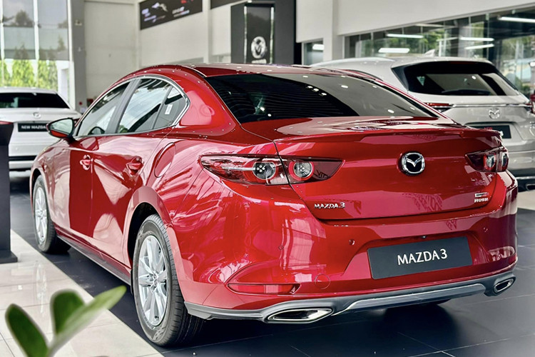 Mẫu sedan của Mazda được đánh giá cao bởi thiết kế ngoại thất đẹp mắt, bền dáng và trang bị phong phú. Ngoài ra, giá xe Mazda3 kèm lăn bánh thấp nhất phân khúc với 579 - 739 triệu đồng. Nhược điểm của Mazda3 chính là động cơ 1.5L "yếu" hơn so với các đối thủ.