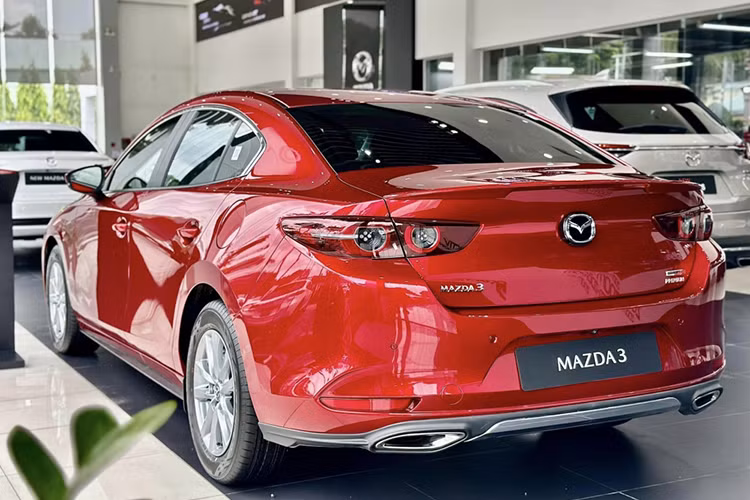 Mẫu sedan của Mazda được đánh giá cao bởi thiết kế ngoại thất đẹp mắt, bền dáng và trang bị phong phú. Ngoài ra, giá xe Mazda3 kèm lăn bánh thấp nhất phân khúc với 579 - 739 triệu đồng. Nhược điểm của Mazda3 chính là động cơ 1.5L "yếu" hơn so với các đối thủ.
