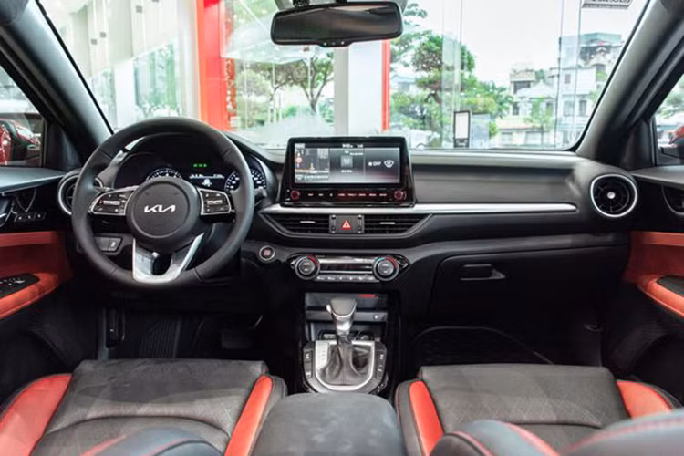 Nhược điểm của KIA K3 so với các đối thủ trong phân khúc là thiếu tính năng an toàn chủ động ADAS nhưng bù lại, khách hàng mua xe KIA K3 đều hài lòng về mức giá 549 - 739 triệu đồng cùng 5 phiên bản và 3 tùy chọn động cơ khác nhau.