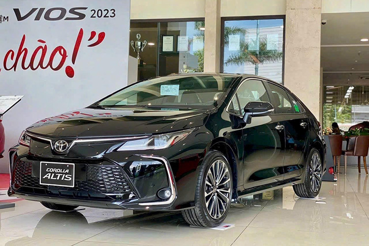 Toyota Corolla Altis đứng cuối bảng với 49 xe bán ra, giảm 57% so với tháng trước. So với các đối thủ, Corolla Altis kém hấp dẫn bởi giá bán khá cao (725 - 870 triệu đồng). Đầu tháng 10/2023, Toyota đã bổ sung thêm bản nâng cấp mới với những trang bị vượt trội, giữ nguyên động cơ nhưng điều đó cũng không thể giúp Corolla Altis cải thiện sức cạnh tranh. 
