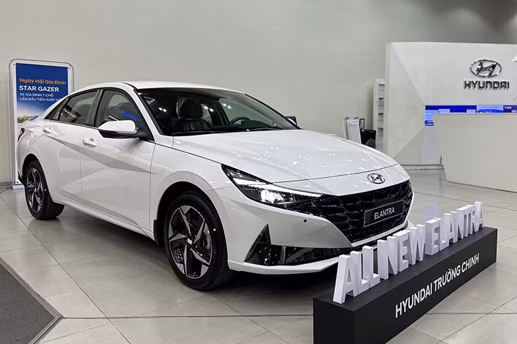 Xếp thứ 3 trong danh sách là Hyundai Elantra với doanh số 153 xe, giảm 59,1% so với tháng trước. Ưu điểm của Elantra nằm ở danh mục trang bị tiện nghi phong phú, 3 tùy chọn động cơ khác nhau. Tuy nhiên, giá bán có phần nhỉnh hơn đối thủ khi chốt mức 599 - 799 triệu đồng cho 4 phiên bản.