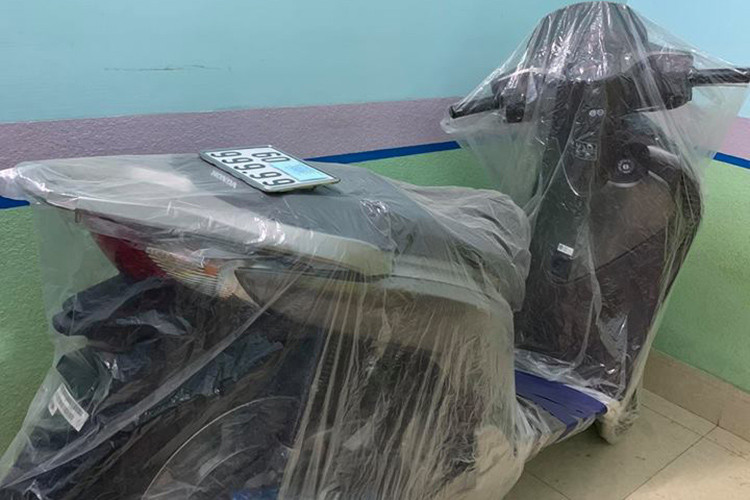 Tại Việt Nam, SH được mệnh danh là mẫu xe ga cao cấp số 1. Trong đó, phiên bản xe ga Honda SH từ 2010 đến 2012 thế hệ trước phiên bản được nhập khẩu từ Ý về luôn được nhiều dân chơi ưa chuộng. Phiên bản này sở hữu thiết kế mạnh mẽ, cá tính hơn nhiều so với phiên bản hiện tại.