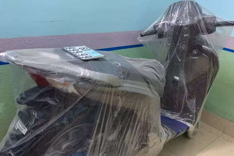 Tại Việt Nam, SH được mệnh danh là mẫu xe ga cao cấp số 1. Trong đó, phiên bản xe ga Honda SH từ 2010 đến 2012 thế hệ trước phiên bản được nhập khẩu từ Ý về luôn được nhiều dân chơi ưa chuộng. Phiên bản này sở hữu thiết kế mạnh mẽ, cá tính hơn nhiều so với phiên bản hiện tại.