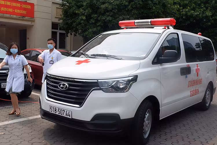 Ngoại thất xe cứu thương Hyundai Starex mới mà ông Đoàn Ngọc Hải đang sử dụng, được thừa hưởng ADN từ mẫu xe đa dụng giành cho gia đình xe Hyundai Starex 9 chỗ nên thiết kế khá đơn giản nhưng vẫn đảm bảo tính thẩm mỹ, hiện đại.